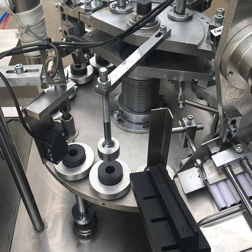 Machine semi-automatique de remplissage et de scellage de tubes en aluminium VK-TFS-006A