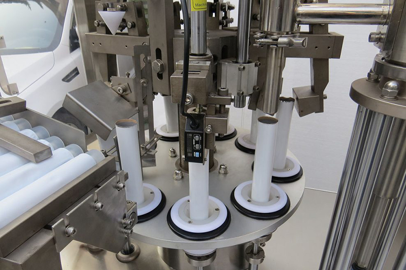 Machine automatique de remplissage et de sertissage de tubes métalliques VK-TFS-009A