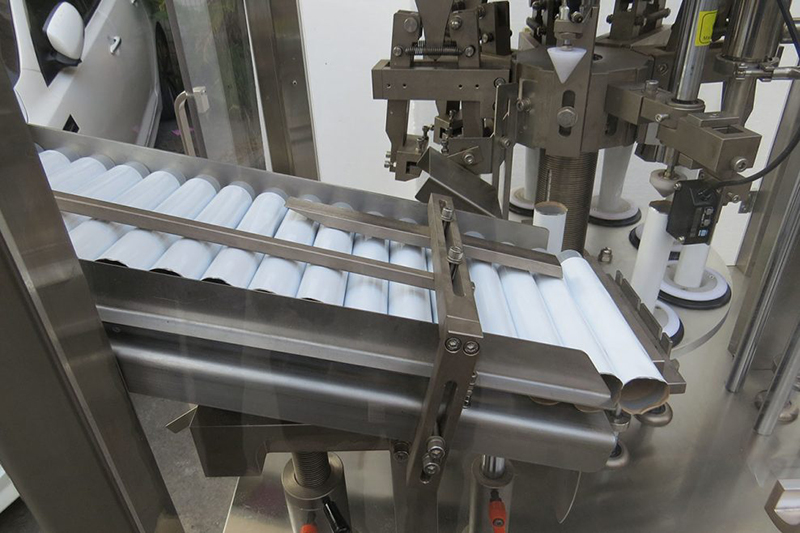 Machine automatique de remplissage et de sertissage de tubes métalliques VK-TFS-009A