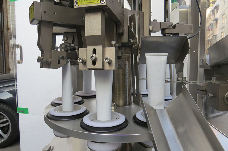 Machine automatique de remplissage et de sertissage de tubes métalliques VK-TFS-009A
